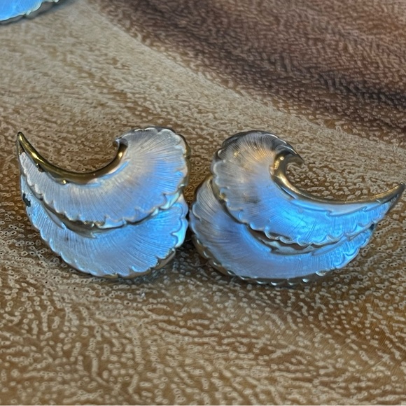 Vintage Coro Feather brooch & clip on earrings Demi parure gold and silver tone - Picture 3 of 15